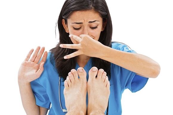 forte odor nos pés com fungos nas unhas