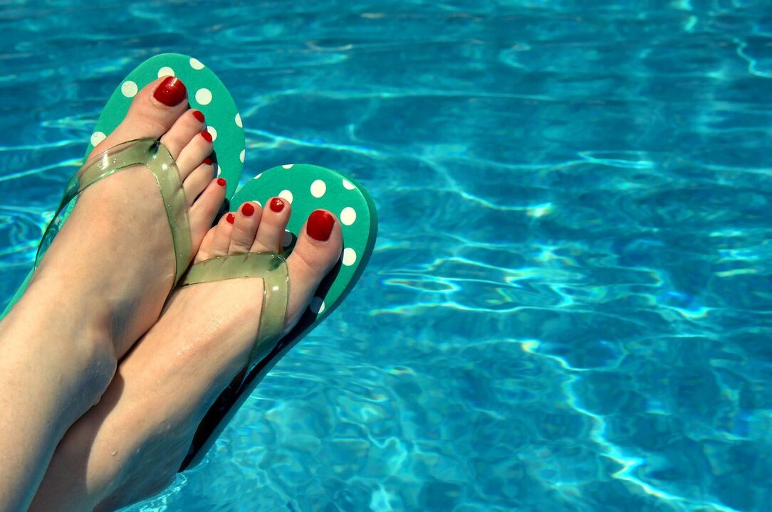 usar sapatos na piscina para evitar fungos