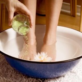 Durante o tratamento de fungos, é necessário lavar os pés com frequência. 